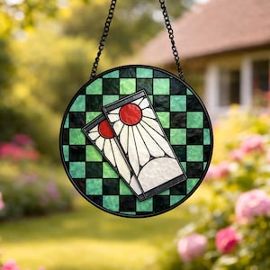 Puede incluir: Un juego de tres tazas de cerámica con un acabado mate moteado. Las tazas son de color crema, gris claro y gris oscuro. Cada taza tiene un diseño simple y minimalista, ideal para café o té.