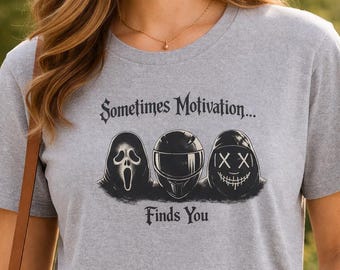 Camiseta "A veces la motivación te encuentra", camiseta para lectores de romance oscuro, ropa gótica para amantes de los libros, tropo del acosador moralmente ambiguo, regalo picante para clubes de lectura