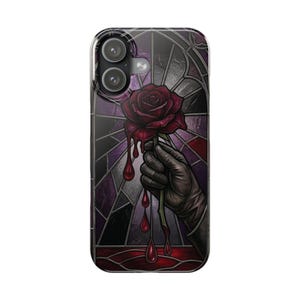 Op de afbeelding: Telefoonhoesje met een gotisch ontwerp. Een donkerrode roos met druipend bloed wordt vastgehouden door een gehandschoende hand tegen een achtergrond van glas-in-loodramen. De hoes heeft een transparante rand en een uitsparing voor de dubbele cameralens.