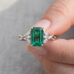 Anillo de circonita cúbica verde talla esmeralda, anillo de compromiso nupcial con diseño de enredadera retorcida, oro blanco inspirado en la naturaleza.