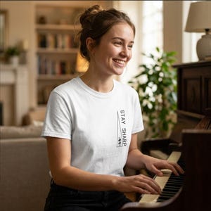 Camiseta Música Stay Sharp, Regalo para Músicos, Camiseta Minimalista Sostenido, Camiseta Profesor de Música, Camiseta Teoría Musical.