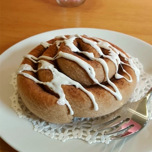 Felt Food Cinnamon Roll, Felt Cinnamon Bun, Felt food, felt play food, fake cinnamon roll, cinnamon roll, pretend bakery, fake food