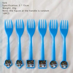 Op de afbeelding: Zes blauwe plastic vorken met cartoonkarakterontwerpen op de handvatten. De vorken zijn 15 cm lang en wegen 35 g. De tekst op de afbeelding luidt "fork", "Specification: 3 * 15cm", "Weight: 35g", "Note: the figure at the handle is random" en "10PCS".