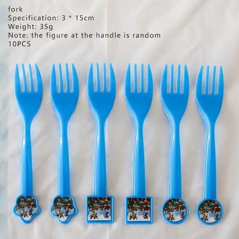 Op de afbeelding: Zes blauwe plastic vorken met cartoonkarakterontwerpen op de handvatten. De vorken zijn 15 cm lang en wegen 35 g. De tekst op de afbeelding luidt "fork", "Specification: 3 * 15cm", "Weight: 35g", "Note: the figure at the handle is random" en "10PCS".
