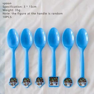 Op de afbeelding: Zes lichtblauwe plastic lepels, elk ongeveer 15 cm lang, met een decoratief figuur op het handvat. De tekst op de afbeelding luidt "spoon, Specification: 3 * 15cm, Weight: 35g, Note: the figure at the handle is random, 10PCS."