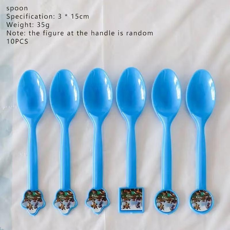 Op de afbeelding: Zes lichtblauwe plastic lepels, elk ongeveer 15 cm lang, met een decoratief figuur op het handvat. De tekst op de afbeelding luidt "spoon, Specification: 3 * 15cm, Weight: 35g, Note: the figure at the handle is random, 10PCS."