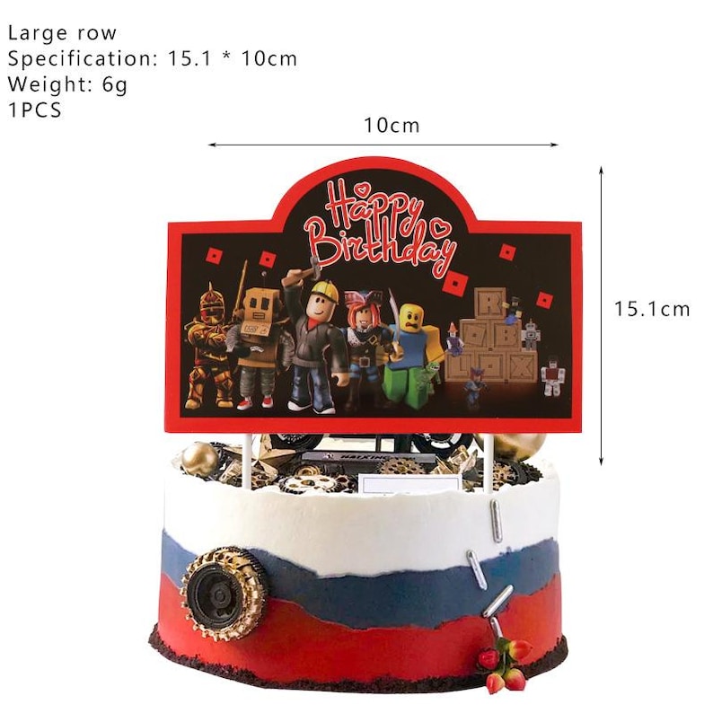 Op de afbeelding: Een verjaardagstaart met een rood, wit en blauw ontwerp, bekroond met een decoratief bord. Het bord toont stripfiguren en de woorden "Happy Birthday". De taarttopper is 15,1 cm hoog en 10 cm breed.