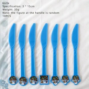 Op de afbeelding: Een set van tien blauwe plastic messen, elk 3 cm bij 15 cm. De handvatten hebben een willekeurige decoratieve figuur. De messen zijn lichtgewicht, elk 35 gram. De afbeelding toont de messen op een wit oppervlak.