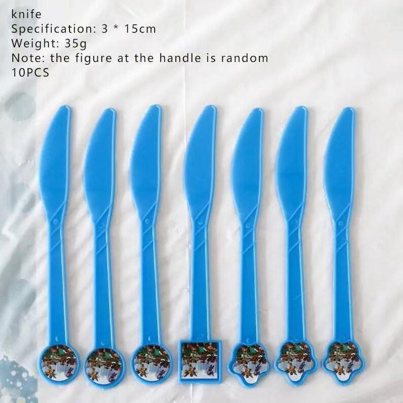 Op de afbeelding: Een set van tien blauwe plastic messen, elk 3 cm bij 15 cm. De handvatten hebben een willekeurige decoratieve figuur. De messen zijn lichtgewicht, elk 35 gram. De afbeelding toont de messen op een wit oppervlak.