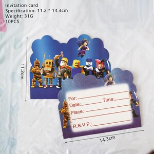 Op de afbeelding: Uitnodigingskaart met een blauwe wolk-vormige rand, met cartoonfiguren. De kaart meet 11,2 x 14,3 cm. De kaart heeft ruimte om de datum, tijd, plaats en RSVP-informatie te schrijven.