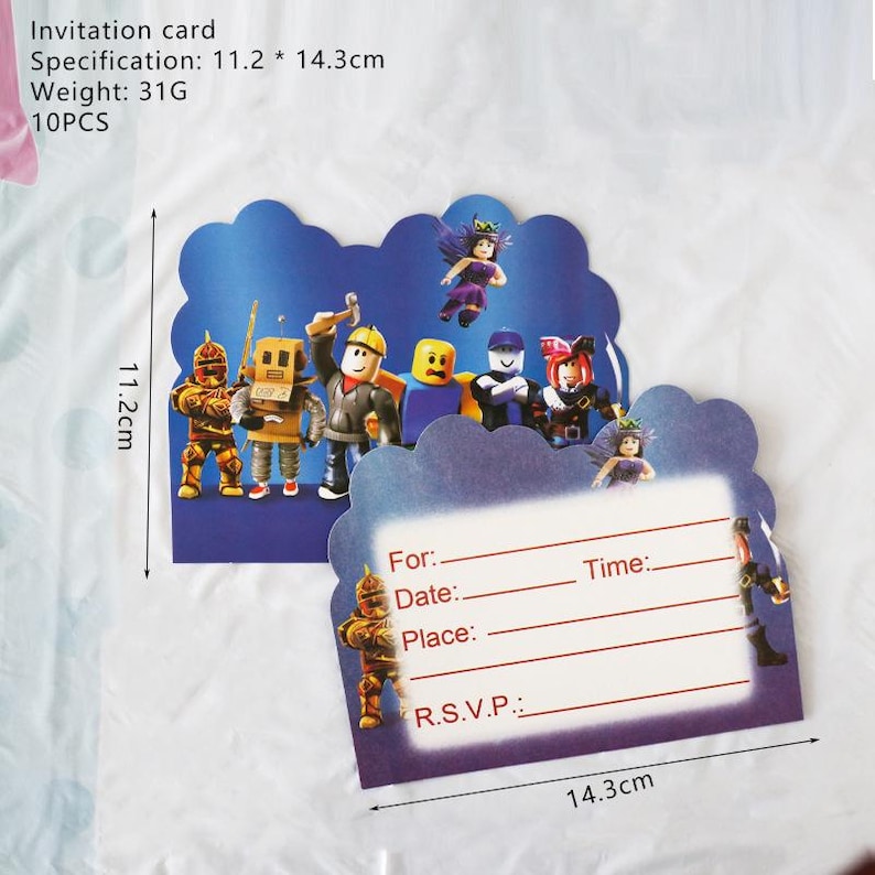 Op de afbeelding: Uitnodigingskaart met een blauwe wolk-vormige rand, met cartoonfiguren. De kaart meet 11,2 x 14,3 cm. De kaart heeft ruimte om de datum, tijd, plaats en RSVP-informatie te schrijven.