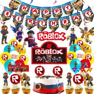 Op de afbeelding: Een feestelijke Roblox-themafeestdecoratieset. Inclusief een banner met "HAPPY BIRTHDAY", ballonnen, taarttoppers en beeldjes. De taart is versierd met rode, witte en blauwe glazuur. De set bevat Roblox-personages.