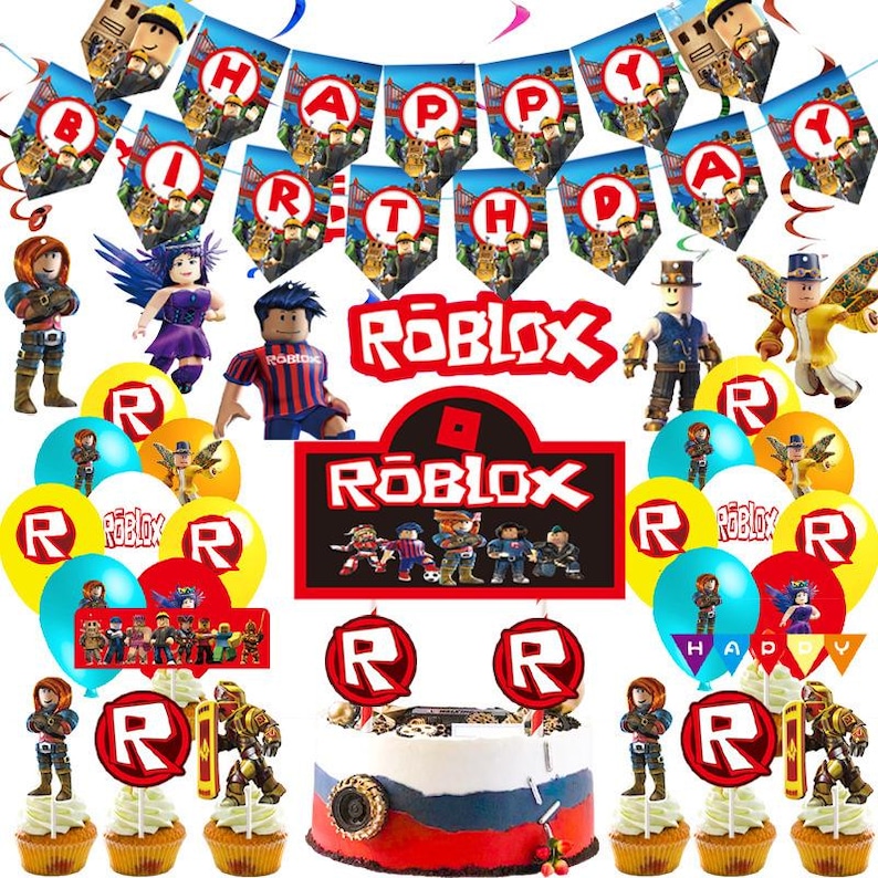 Op de afbeelding: Een feestelijke Roblox-themafeestdecoratieset. Inclusief een banner met "HAPPY BIRTHDAY", ballonnen, taarttoppers en beeldjes. De taart is versierd met rode, witte en blauwe glazuur. De set bevat Roblox-personages.