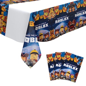 Op de afbeelding: Een blauw-witte Roblox-thema partijtafelkleed en bijpassende uitnodigingen. Het tafelkleed toont Roblox-personages en de tekst "INSIDE THE WORLD OF ROBLOX". De uitnodigingen tonen ook het Roblox-thema.