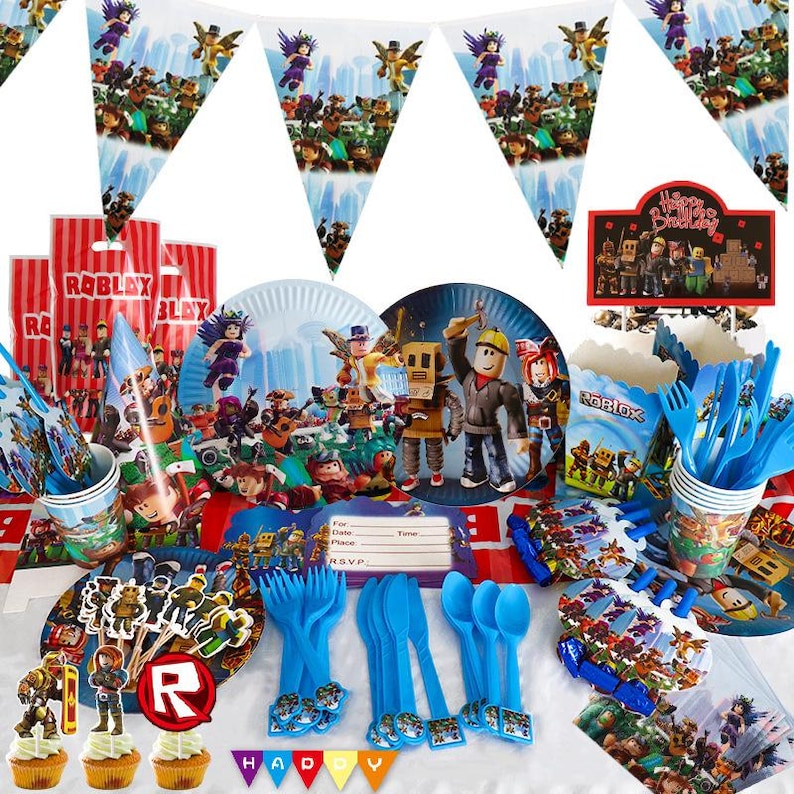 Op de afbeelding: Een kleurrijke Roblox-themafeestset. Inclusief borden, bekers, bestek, servetten, een banner en cupcake toppers. De set bevat Roblox-personages en de tekst "Happy Birthday".