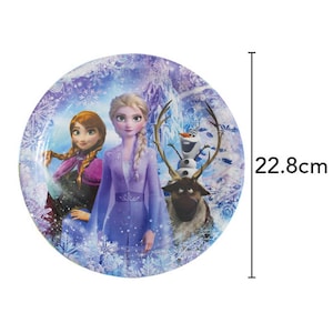 May include: A round, decorative plate featuring characters from the animated film "Frozen." The plate has a diameter of 22.8 cm. The design includes images of Elsa, Anna, Olaf, and Sven, set against a snowy, icy background with snowflake details.