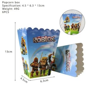 Op de afbeelding: Een blauwe popcornbox met een geschulpte rand, met het Roblox-logo en personages. De doos meet 4,5 cm x 6,3 cm x 13 cm. De doos heeft een regenboog en karakterillustraties.