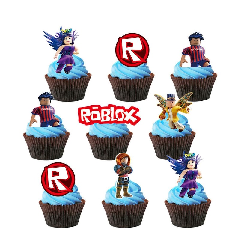 Op de afbeelding: Negen cupcakes met blauwe glazuur en bruine cupcakevormpjes. Elke cupcake is versierd met een Roblox-personage of logo. Het Roblox-logo is rood en wit. De personages hebben verschillende outfits en poses.