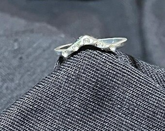 Minimalistische ring met chevronkristallen – fijn V-vormig stapelbaar bandje