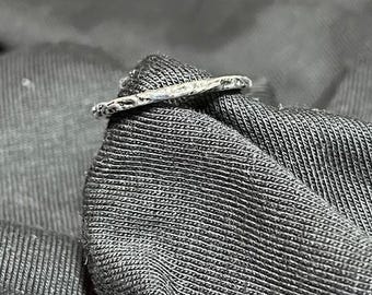 Fijne ring met gedraaide band | Minimalistische zilveren stapelring | Smalle ring met textuur | Dagelijkse sierlijke sieraden | Cadeau voor haar