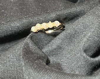 Opaal accentbandring | Sierlijke gouden stapelring | Iriserende minimalistische ring | Elegante alledaagse sieraden | Cadeau voor haar