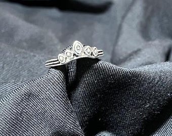 Vintage-geïnspireerde kristallen accentring – elegante zilverkleurige band