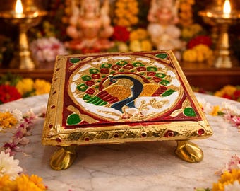 Pooja Chowki artigianale con motivo a pavone: Bajot decorativo per templi indiani per la puja