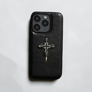 Funda para iPhone con cruz gótica punk / Funda de cuero negro con calavera y cruz para iPhone 15 14 13 Pro Max / Funda para iPhone con estética grunge alternativa