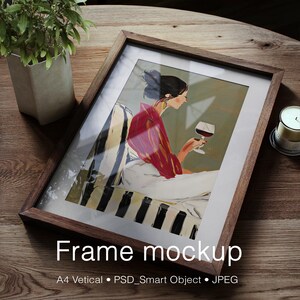 Könnte beinhalten: Ein gerahmter Kunstdruck mit einer Frau in einem roten Oberteil, die ein Glas Rotwein hält. Das Kunstwerk ist in einem dunklen Holzrahmen mit weißem Passepartout eingefasst. Der Text "Frame mockup" steht unten.