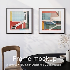 Può includere: Due stampe da parete quadrate in cornici scure con illustrazioni architettoniche di scale ed elementi geometrici blu, rossi e gialli. Le stampe sono disposte fianco a fianco su una parete bianca sopra un tavolo scuro con una ciotola in ceramica.