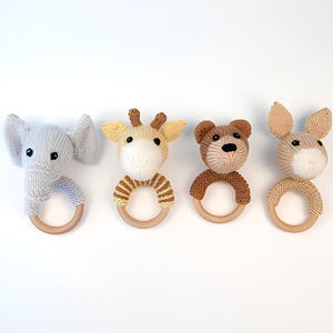 Op de afbeelding: Set van drie keramische mokken met een gespikkelde, matte afwerking. De mokken zijn in crème, lichtgrijs en donkergrijs. Elke mok heeft een eenvoudig, minimalistisch ontwerp.