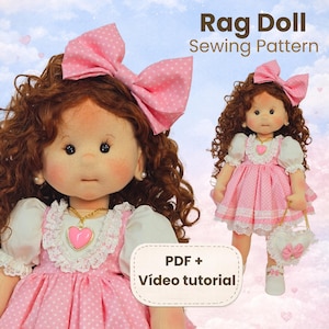Puede incluir: Dos muñecas de trapo con cabello rizado castaño y vestidos rosas con lunares. Las muñecas tienen grandes lazos rosas y llevan collares con colgantes de corazón. La imagen incluye el texto "Rag Doll Sewing Pattern" y "PDF + Vídeo tutorial".