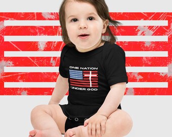 En nation under Gud Premium babybody | Spädbarnsbody med patriotisk tro | Kristen babytröja med amerikansk flagga | Bella + Canvas 100B
