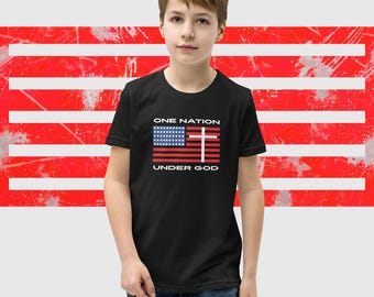 En nation under Gud premium-t-shirt för ungdomar | Patriotisk troströja för barn | Kristen t-shirt med amerikansk flagga | Bella + Canvas 3001Y