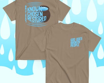 Gud använder trasiga människor | Kvinnan vid brunnen | Hennes berättelsekollektion | Gildan klassisk t-shirt