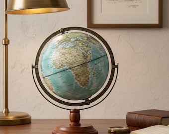 Globo terráqueo giratorio vintage, base de madera grabada, mapa antiguo de la Tierra, decoración clásica para el estudio.