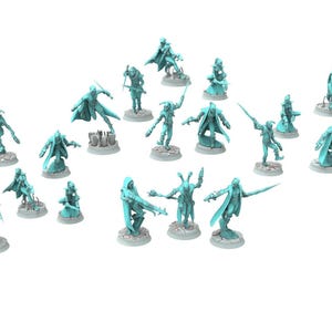 Könnte beinhalten: Eine Sammlung türkisfarbener Miniaturfiguren, wahrscheinlich für Tabletop-Spiele oder zum Sammeln. Die Figuren stellen verschiedene Charaktere in dynamischen Posen dar, einige mit Schwertern oder anderen Waffen. Jede Figur ist auf einem kleinen, kreisförmigen Sockel montiert.