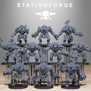 Puede incluir: Una colección de figuras de robots en miniatura grises, cada una con un diseño y una pose únicos. Las figuras están dispuestas en plataformas escalonadas, con la palabra "STATIONFORGE" y un logotipo de calavera en el fondo. Estas figuras son probablemente para juegos de mesa o coleccionismo de modelos.
