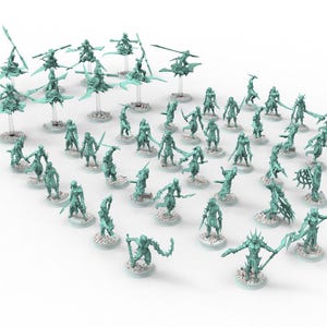 Puede incluir: Un juego de tres tazas de cerámica con un acabado mate moteado. Las tazas son de color crema, marrón claro y marrón oscuro. Cada taza tiene un diseño simple y minimalista.