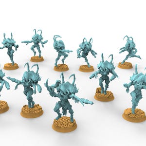 Puede incluir: Colección de figuras en miniatura de color azul claro, cada una representando una criatura humanoide con rasgos de insecto. Las figuras están en poses dinámicas y montadas sobre bases circulares de color beige. El tema sugiere fantasía o ciencia ficción.