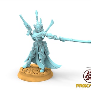 Peut inclure: Figurine miniature bleu clair représentant un guerrier, tenant une arme à feu et une épée. La figurine est posée sur une base beige avec un motif hexagonal. Le texte "PRINTED BY" et "PROXYWARS" sont visibles.