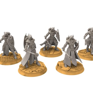 Peut inclure: Une tasse en céramique blanche avec une anse noire et l'inscription "But First, Coffee" en gras noir. La tasse contient un liquide foncé, probablement du café, posée sur une surface claire.