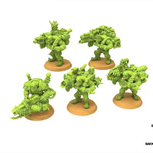 Puede incluir: Cinco figuras en miniatura verdes de personajes fuertemente armados con armas grandes, de pie sobre bases circulares de color canela. Las figuras están en varias poses, con armaduras y armas detalladas. La imagen incluye el texto "DESIGNED BY DAKKADAKKA.STORE".