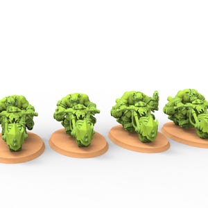 Puede incluir: Una taza de cerámica blanca con un asa negra y el texto "But First, Coffee" en negrita negra. La taza se encuentra sobre un fondo borroso, sugiriendo un ambiente acogedor.