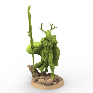 Könnte beinhalten: Eine grüne Figur eines Kriegers mit gehörntem Helm, Rüstung und Umhang, der einen Stab hält. Die Figur steht auf einem kleinen, strukturierten Sockel. Das Design deutet auf einen Fantasy- oder Tabletop-Charakter hin.