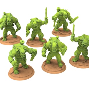 Puede incluir: Seis figuras en miniatura verdes de Orcos, cada una de pie sobre una base circular marrón. Los Orcos están en varias poses, algunos sosteniendo espadas. Llevan armaduras y mochilas, con rasgos faciales detallados.