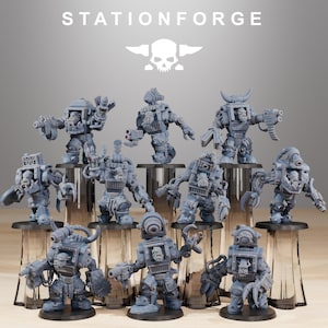 Könnte beinhalten: Eine Sammlung grauer Miniaturfiguren von Robotercharakteren, jede mit einzigartiger Rüstung und Waffen. Die Figuren werden auf transparenten Ständern vor einem hellgrauen Hintergrund präsentiert. Der Text "STATIONFORGE" und ein Totenkopf-Logo befinden sich oben.