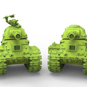 Puede incluir: Dos tanques de juguete de color verde lima con orugas y torretas detalladas. Un tanque tiene una figura de duende sosteniendo un arma. Los tanques tienen remaches y aberturas rectangulares. El fondo es blanco.
