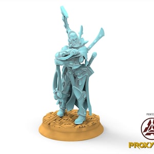Peut inclure: Figurine miniature bleu clair d'un guerrier, debout sur un socle détaillé. Le guerrier a les bras croisés et une épée. Le socle est de couleur marron clair. Imprimé par Proxywars. Idéal pour les jeux de société.