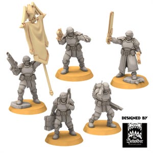 Puede incluir: Un conjunto de cinco figuras de soldados en miniatura de resina gris sin pintar sobre bases circulares amarillas. Las figuras están equipadas con armaduras futuristas, cascos y varias armas, incluyendo rifles y una espada sierra. Una figura sostiene un gran estandarte con un emblema de estrella. El texto "DESIGNED BY THE BEHOLDER MINIATURES" es visible en la esquina.